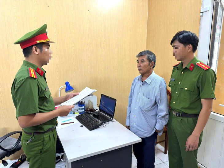 Mâu thuẫn thanh toán tiền bữa ăn, hai người đàn ông lao vào hỗn chiến - Ảnh 1.