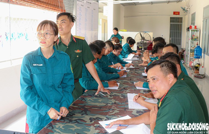 Lớp học tiếng Anh đặc biệt của những chiến sĩ ‘sao vuông’- Ảnh 4.