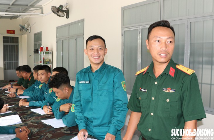 Lớp học tiếng Anh đặc biệt của những chiến sĩ ‘sao vuông’- Ảnh 2.