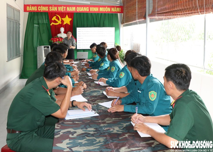 Lớp học tiếng Anh đặc biệt của những chiến sĩ ‘sao vuông’- Ảnh 1.