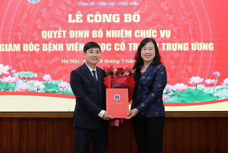 Bộ trưởng Đào Hồng Lan trao quyết định bổ nhiệm Giám đốc Bệnh viện Y học cổ truyền TW - Ảnh 1.