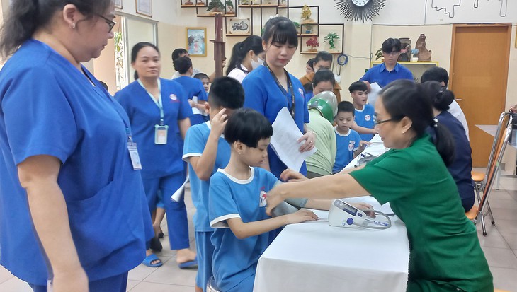 Khám sức khỏe gần 200 trẻ em đặc biệt ở TPHCM: Mỗi chỉ số là thành quả của sự kiên nhẫn và yêu thương - Ảnh 1.