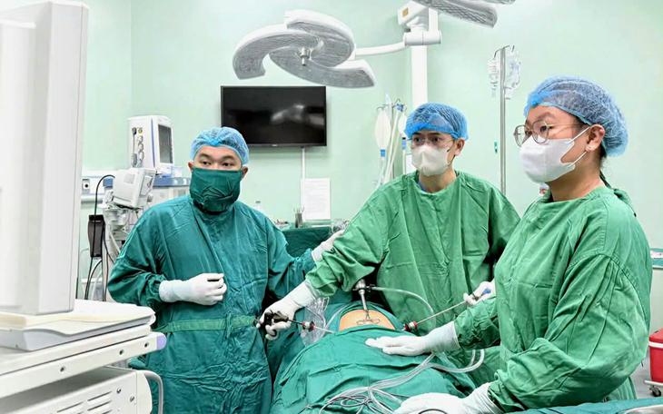 Vỡ nang buồng trứng khiến ổ bụng đầy máu, người phụ nữ 29 tuổi được cứu trong gang tấc- Ảnh 2.