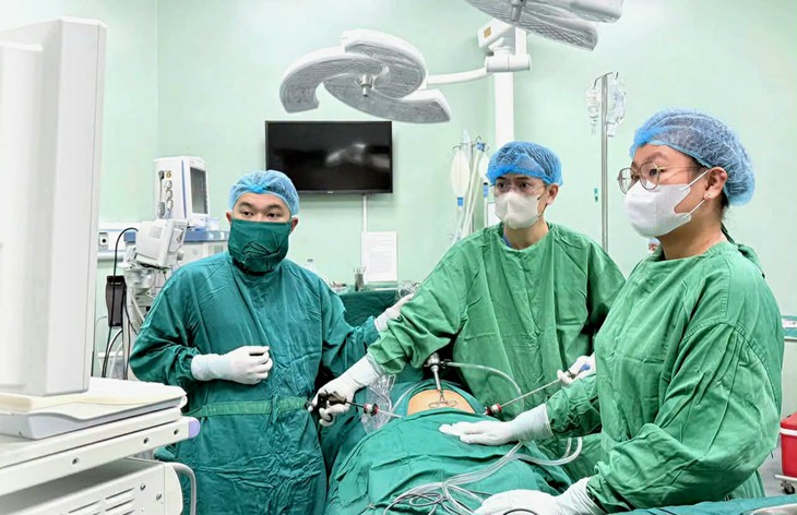 Cứu kịp thời người phụ nữ vỡ áp xe phần phụ, mủ tràn ổ bụng gây viêm phúc mạc toàn thể- Ảnh 1.