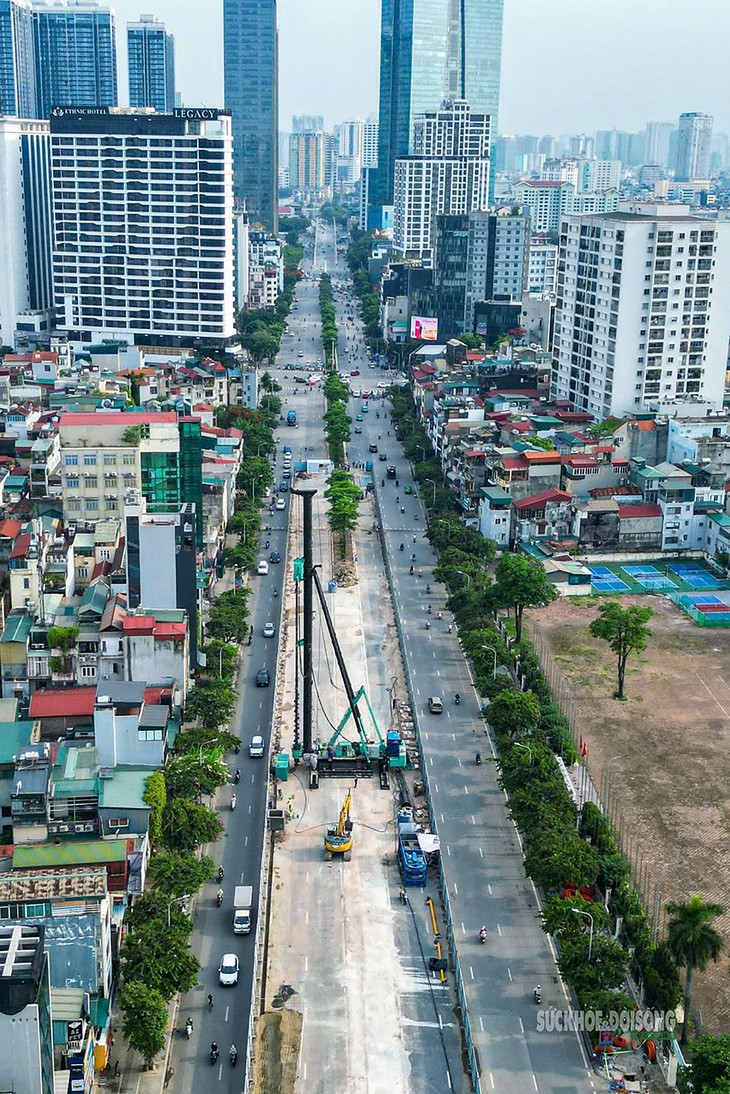 Gần 500m đường Văn Cao được rào chắn thi công ga S1 metro số 5- Ảnh 1.