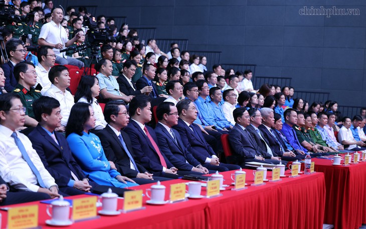 Phó Thủ tướng Thường trực: Vinh quang đất nước được bồi đắp từ sự cống hiến của mỗi con người - Ảnh 1.