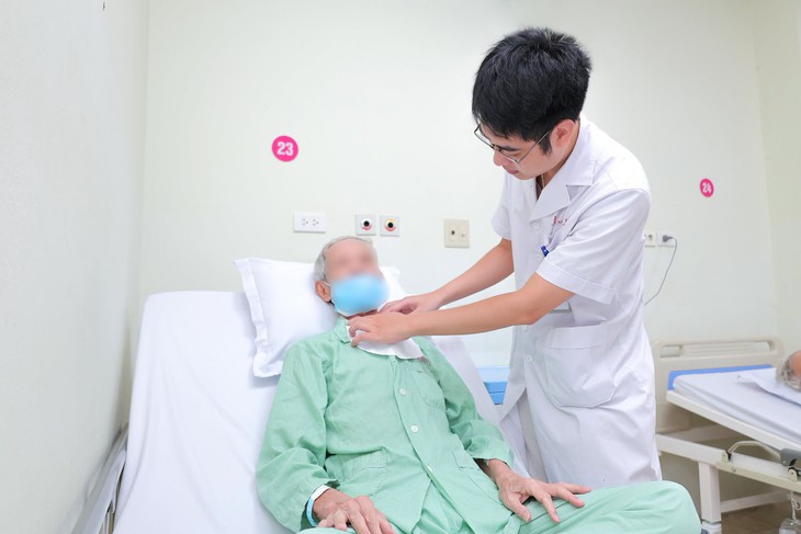 Khàn tiếng kéo dài, cụ ông 75 tuổi được phát hiện ung thư thanh quản- Ảnh 1.