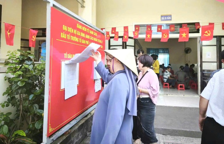 Lần đầu tiên quét mã QR bầu Tổ trưởng Tổ dân phố ở Huế: Điều gì tạo nên cách làm khác biệt?- Ảnh 1.