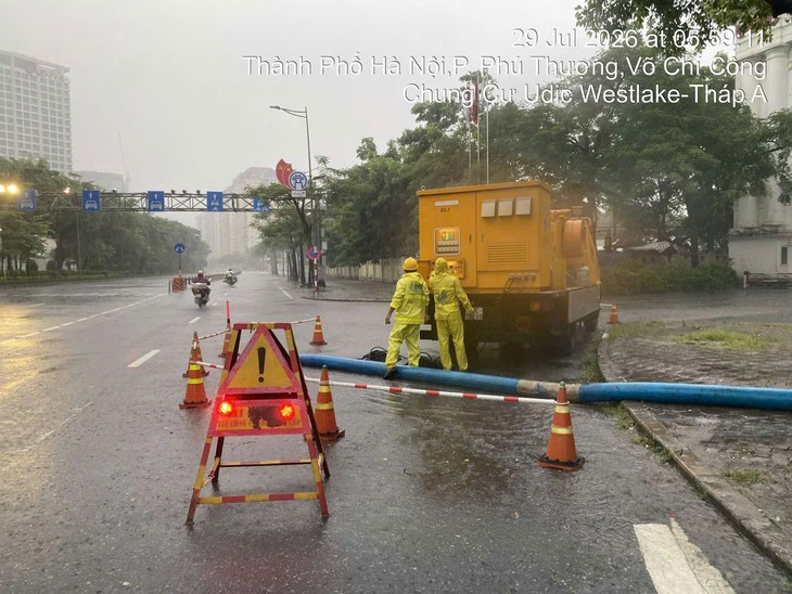 Mưa lớn Hà Nội 2026: Hệ thống thoát nước vận hành hiệu quả giảm úng ngập - Ảnh 1.