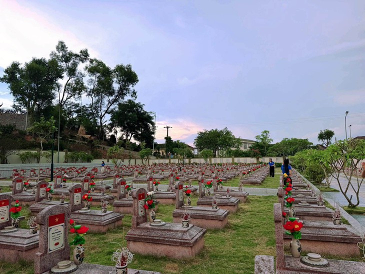 Những dòng chữ viết tay trong mộ liệt sĩ - Ảnh 1.