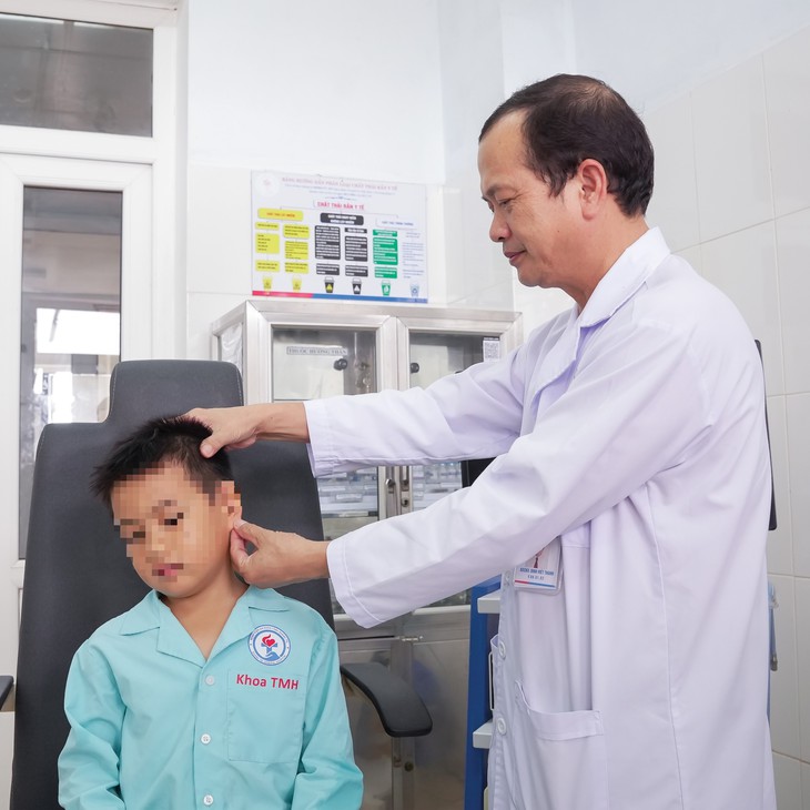 Que tre đâm xuyên vành tai bé trai 6 tuổi- Ảnh 2.
