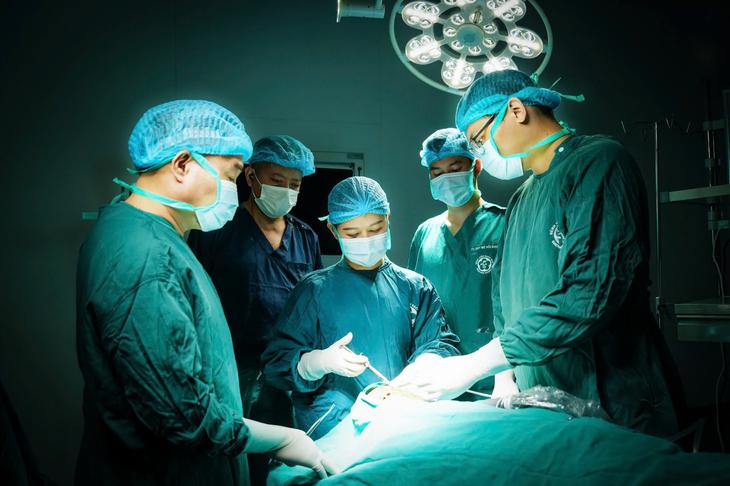 Chuyến xe trong mưa lúc 5h sáng của bác sĩ Bạch Mai và cuộc chạy đua giữ lại gương mặt nguyên vẹn cho người bệnh- Ảnh 1.