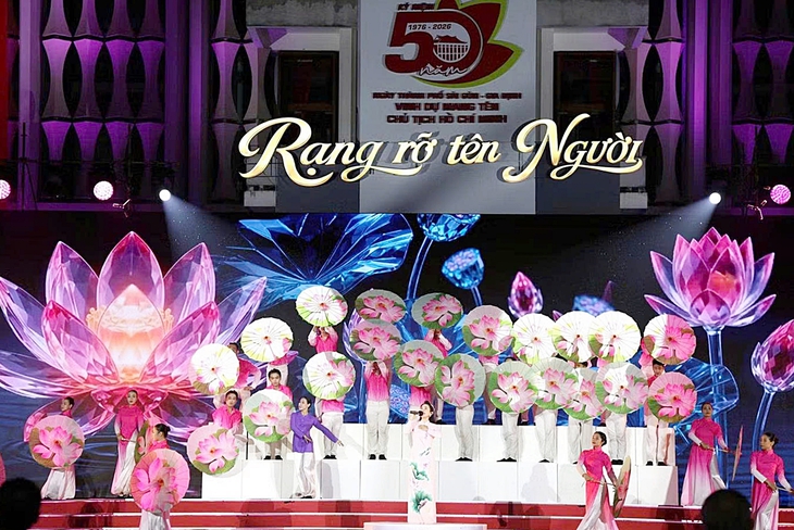 50 năm Thành phố mang tên Bác: ‘Rạng rỡ tên Người’ lan tỏa niềm tự hào, pháo hoa thắp sáng bầu trời TPHCM- Ảnh 1.
