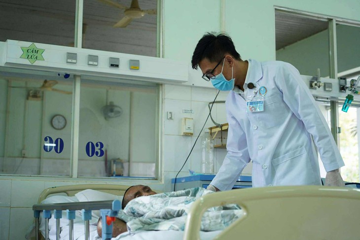 Người bác sĩ trẻ dân tộc Cơ Ho nặng lòng với bệnh nhân HIV/AIDS - Ảnh 1.