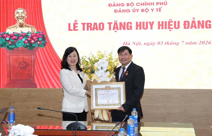 Đảng ủy Bộ Y tế tổ chức trao Huy hiệu 40 năm tuổi Đảng cho cán bộ
- Ảnh 1.