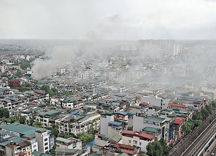 Cháy tại khu đô thị Văn Phú, xe cứu thương xuất hiện tại hiện trường - Ảnh 1.