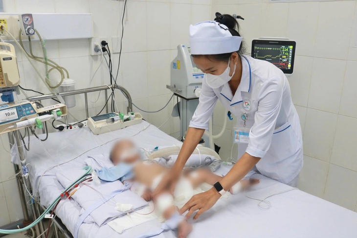Bệnh viện tuyến tỉnh lần đầu lọc máu liên tục cứu sống bệnh nhi 16 tháng tuổi mắc tay chân miệng nguy kịch- Ảnh 1.