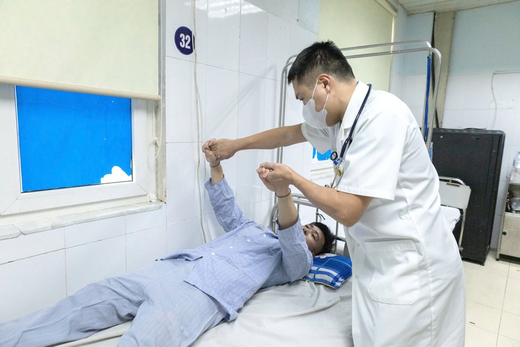 Dấu hiệu cảnh báo đột quỵ và ngừng tim dân văn phòng không nên bỏ qua- Ảnh 2.