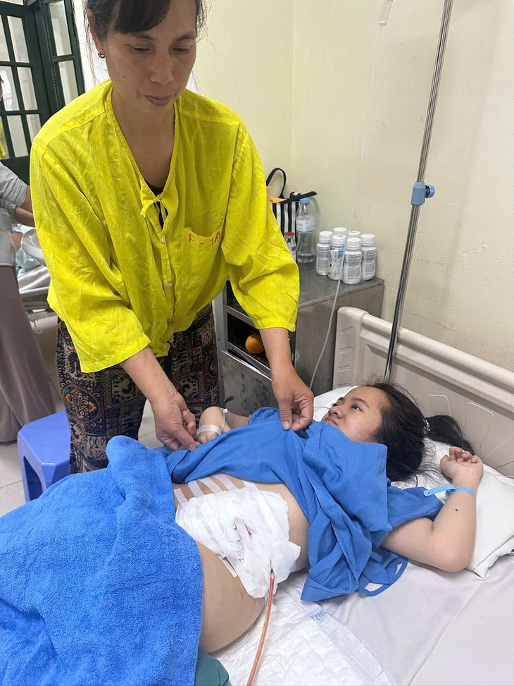 Xót thương gia cảnh cô gái mắc bệnh xương thủy tinh, cha bị liệt sau tai nạn- Ảnh 2.