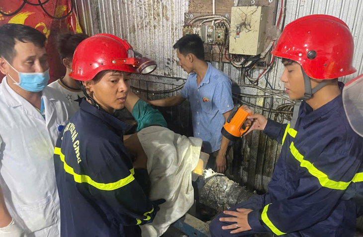 Giải cứu thanh niên mắc kẹt tay trong máy tái chế hạt nhựa suốt nhiều giờ ở Huế - Ảnh 1.
