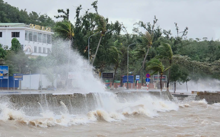 Bộ Xây dựng chỉ đạo khẩn ứng phó bão số 1 và mưa lũ sau bão - Ảnh 1.