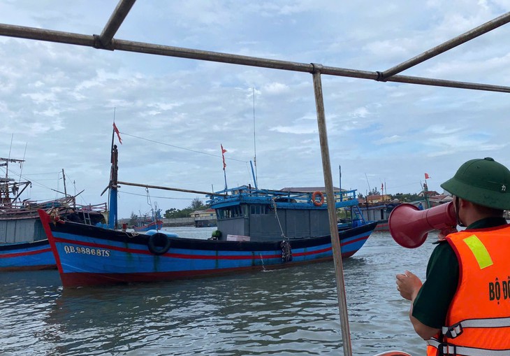 Bão số Maysak đang giật cấp 10 trên Biển Đông, 3 tỉnh đón gió mạnh nhất- Ảnh 1.