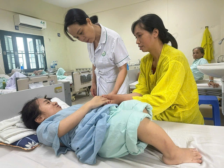 Xót thương gia cảnh cô gái mắc bệnh xương thủy tinh, cha bị liệt sau tai nạn- Ảnh 3.
