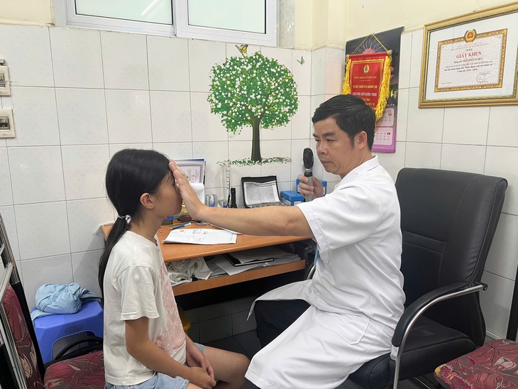 Chuyên gia nhãn khoa hướng dẫn lựa chọn sản phẩm chăm sóc mắt an toàn- Ảnh 1.