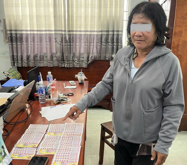 Vờ hỏi mua, người phụ nữ trộm 59 tờ vé số của người ngồi xe lăn- Ảnh 1.