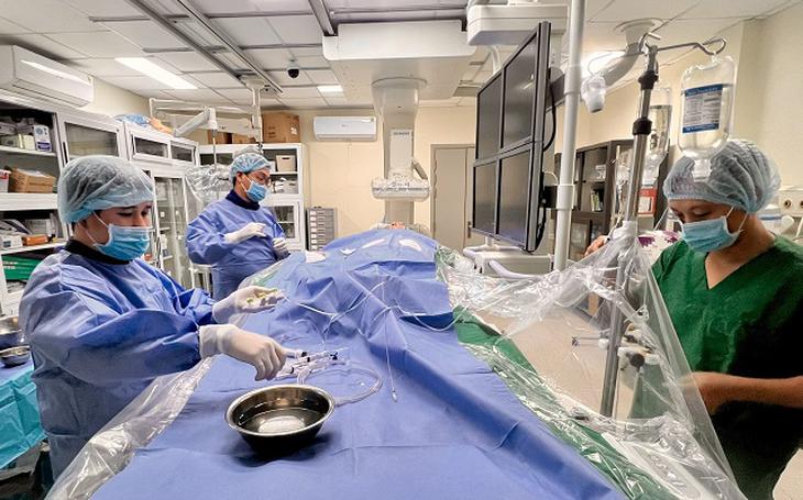 Can thiệp mạch thành công cứu du khách người Đức đang du lịch Hà Giang- Ảnh 1.