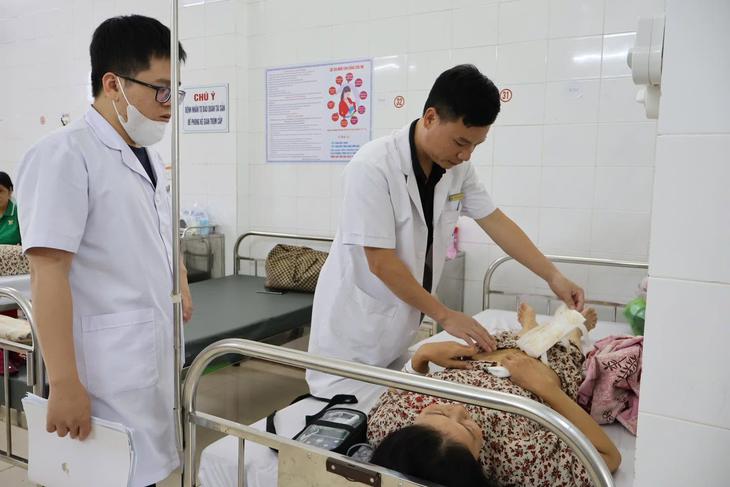 Bóc tách khối u nặng gần 3kg trong bụng người phụ nữ 51 tuổi- Ảnh 1.