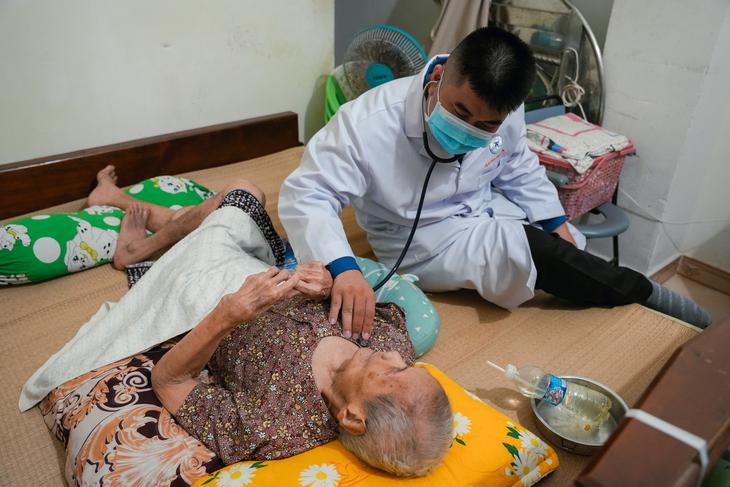 Ngành y tế TPHCM tri ân các Anh hùng liệt sĩ, chăm sóc sức khỏe người có công- Ảnh 7.