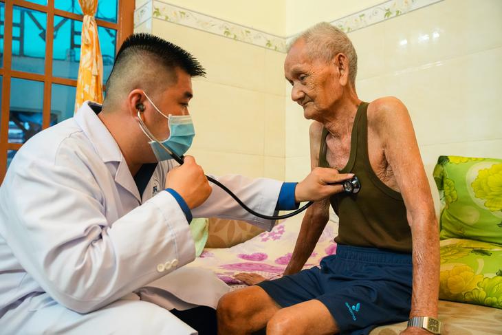 Ngành y tế TPHCM tri ân các Anh hùng liệt sĩ, chăm sóc sức khỏe người có công- Ảnh 6.