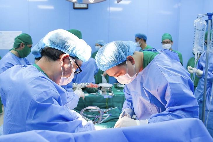 Bé trai 7 tuổi hồi sinh sau ca ghép thận ý nghĩa tại Bệnh viện Nhi đồng 2 - Ảnh 1.