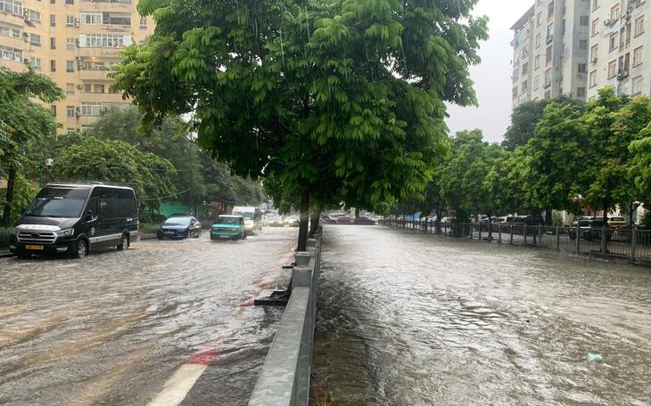 Cảnh báo tái diễn mưa dông kèm lốc sét khu vực nội thành Hà Nội - Ảnh 2.