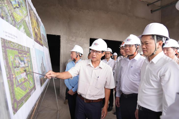 Thứ trưởng Thường trực Vũ Mạnh Hà: Cà Mau cần phát triển hệ thống y tế cân bằng giữa 3 cấp chăm sóc - Ảnh 1.