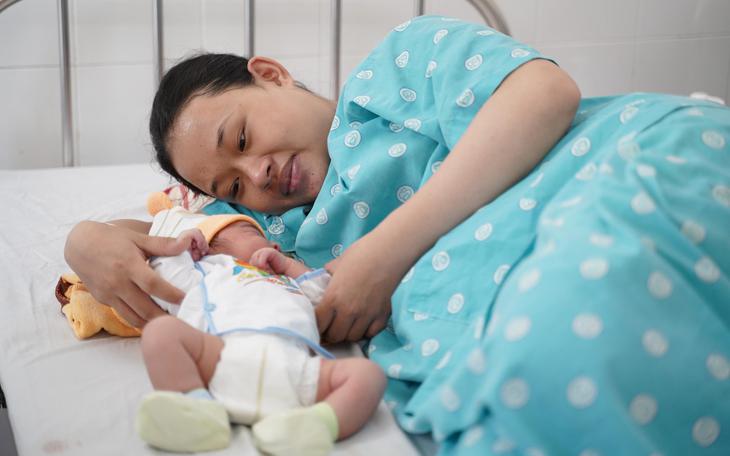 Trào lưu "hút sữa cho con bú bình" nở rộ, bác sĩ khuyến cáo dùng đúng cách- Ảnh 2.