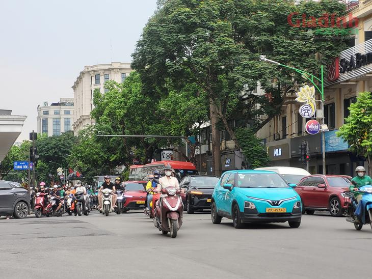 Hà Nội bắt đầu triển khai chính sách hỗ trợ chuyển đổi phương tiện xanh, miễn vé xe buýt trong Vành đai 1 - Ảnh 1.