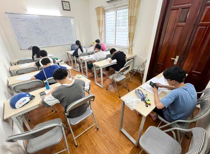 Phạt đến 20 triệu đồng có đủ ngăn biến tướng dạy thêm học sinh chính khóa?- Ảnh 1.
