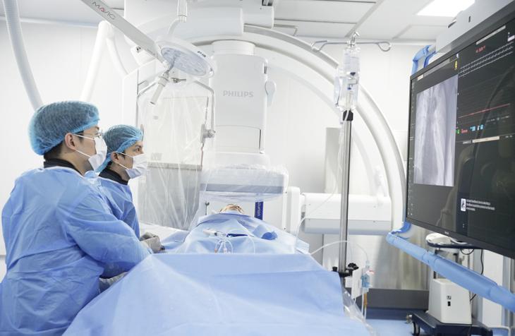 Can thiệp mạch vành cứu sống 3 bệnh nhân nhồi máu cơ tim cấp tại Bệnh viện Bãi Cháy - Ảnh 1.