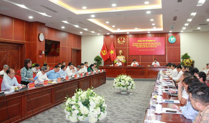 Thứ trưởng Thường trực Vũ Mạnh Hà: Cà Mau cần phát triển hệ thống y tế cân bằng giữa 3 cấp chăm sóc - Ảnh 3.