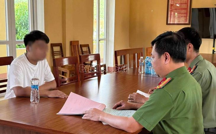 Công an Thái Nguyên triệu tập nam thanh niên thả hai tay, nằm trên yên lái xe- Ảnh 3.