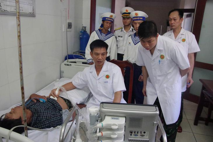 Kịp thời cấp cứu ngư dân bị tắc mật trong lúc đánh bắt hải sản- Ảnh 2.