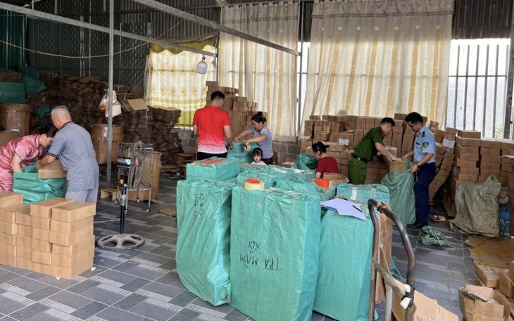 Khởi tố nam thanh niên mua bán gần 4.000 đôi giày, dép giả mạo nhãn hiệu nổi tiếng- Ảnh 2.