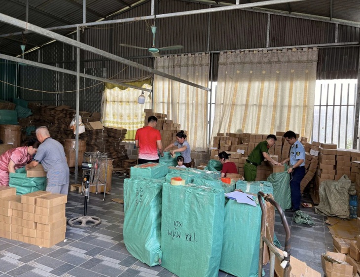 Thu giữ hơn 4.600 gói trà giả, khởi tố chủ cơ sở sản xuất- Ảnh 1.