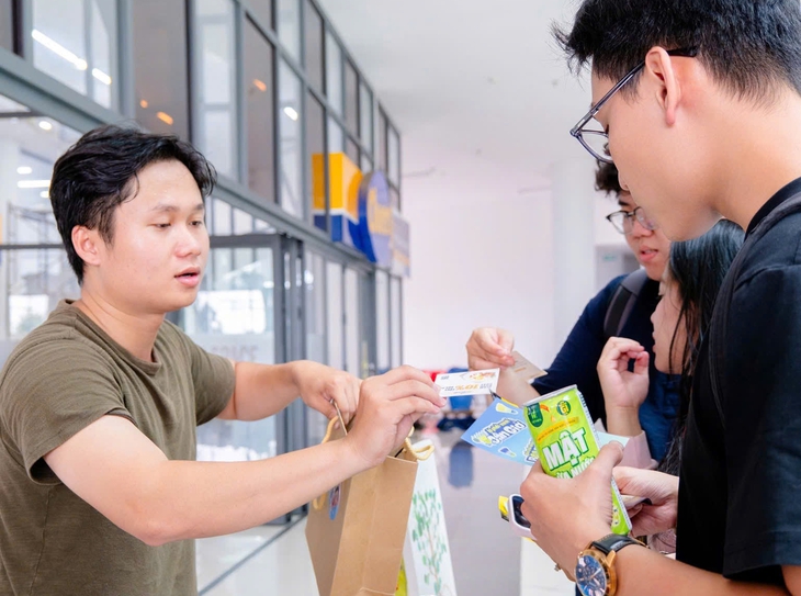 Nhiều sinh viên ở TPHCM gắn hoạt động thể thao với gây quỹ trồng rừng ngập mặn tại Cần Giờ- Ảnh 2.
