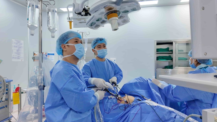 Gỡ 'nút thắt' hai bệnh lý dai dẳng cho người phụ nữ bị sa đa tạng chậu phức tạp- Ảnh 1.