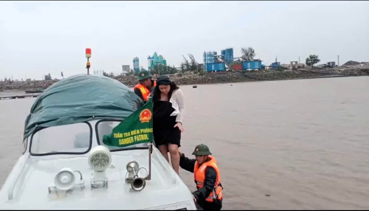 Bão số 1: Sản phụ vỡ ối được bộ đội biên phòng chở xuồng từ đảo vào đất liền cấp cứu- Ảnh 1.