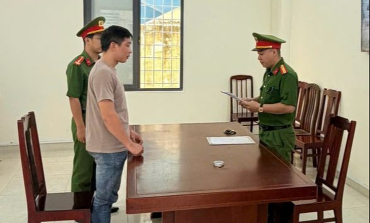 Khởi tố nam thanh niên mua bán gần 4.000 đôi giày, dép giả mạo nhãn hiệu nổi tiếng- Ảnh 1.