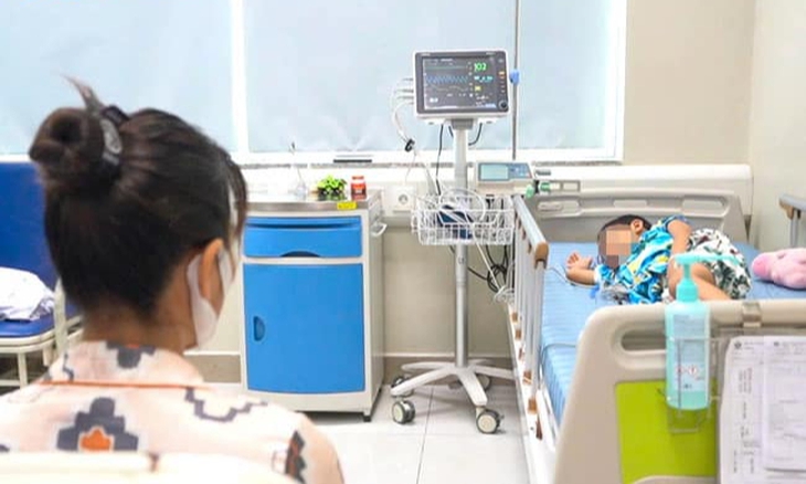 Học bơi buổi thứ 3, bé 6 tuổi bất ngờ bị chìm dưới nước, phải điều trị hồi sức tích cực
- Ảnh 1.